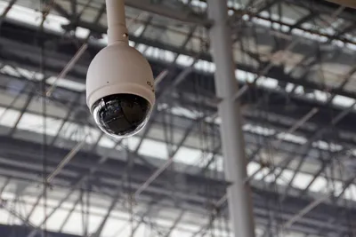 Une caméra de surveillance PTZ dans un hangar vu du dessous