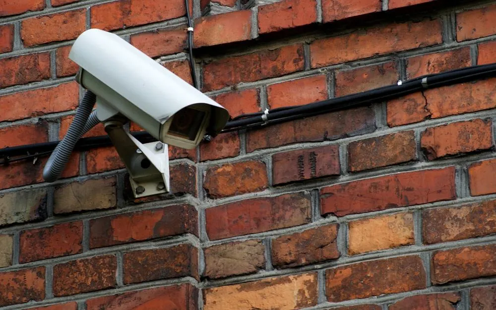 Caméra de surveillance extérieure sur un mur en brique
